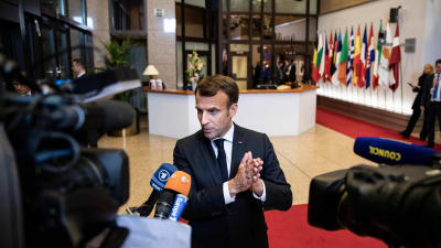 Emmanuel Macron talar med journalister.