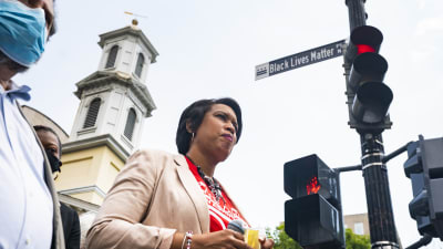 Muriel Bowser, borgmästare i Washington DC, sbeslöt att ett centralt gatuavsnitt skulle döpas till Black Lives Matter Plaza som en solidaritetsyttring till afroamerikaners rättigheter i USA.