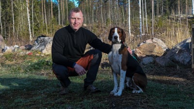 Joakim Bergqvist, verksamhetsledare vid Borgå jaktvårdsförening med sin hund Lyx