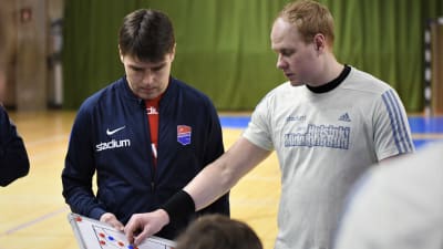 Dickens Björn Monnberg och Benny Broman smider planer under ett träningspass våren 2019.