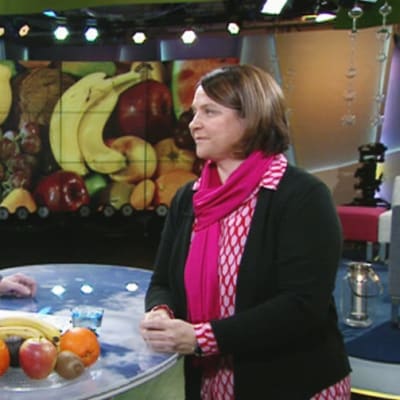 Ravitsemustieteen dosentti Anne-Maria Pajari kertoo, paljonko hedelmiä ja marjoja kannattaa popsia, että pysyisi terveenä talvipakkasilla.