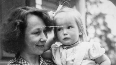 Författaren Mirjam Tuominen håller sin dotter Tuva Korsström i famnen i Nykarleby 1941. 
