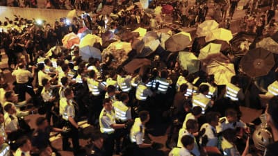 Polis och demonstranter drabbar samman i Hongkong den 15 oktober 2014.