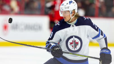 Patrik Laine jonglerar med pucken.