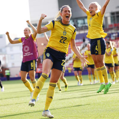 Svenska spelare firar segern över Portugal.