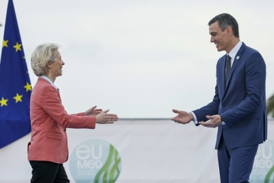Spaniens premiärminister Pedro Sánchez välkomnar EU-kommissionens ordförande Ursula von der Leyen till ett EU-toppmöte i Alicante 