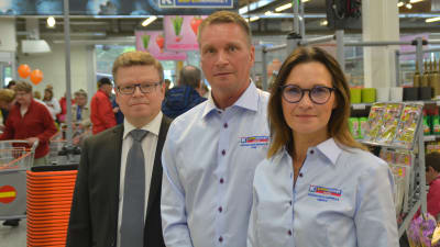 Köpmannaparet Minna och Jan Hautala öppnade K-supermarket Popsi i Ekenäs.