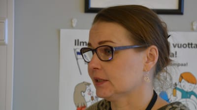 Kati Järvi, en dam med glasögon och ett örhänge med två hjärtan, är chef för inomhusluft i Åbo stad.