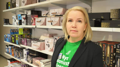 Satu-Marja Forssell talar om defibrillator i Lundi