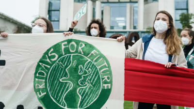 Klimataktivister demonstrar utanför förbundskanslerns kansli i Berlin