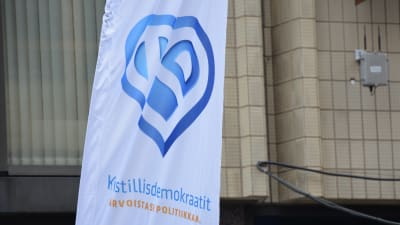 Kristdemokraternas valflagga på valgata i Åbo. 