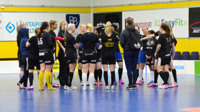 Pss damer peppar varandra på träningen.