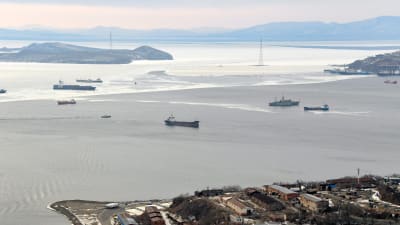 Fartyg som passerar igenom Bosporen i Turkiet