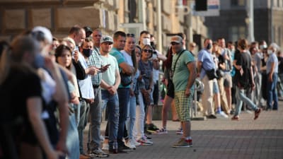 Det var många som köade i Minsk på fredagen för att få lämna sina signaturer för oppositionskandidater. 