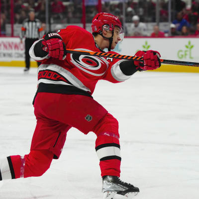 Sebastian Aho kiskaisi maalin pudotuspelien ensimmäisessä ottelussa.