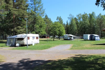 Husvagnar på ett campingområde.