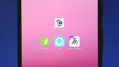 Fyra olika bankers mobilapplikationer på en mobilskärm med lila bakgrundsfärg.