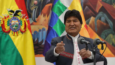 Evo Morales jubalde över valresultatet som om det bekräftas, gör honom till Latinamerikas långvarigaste president