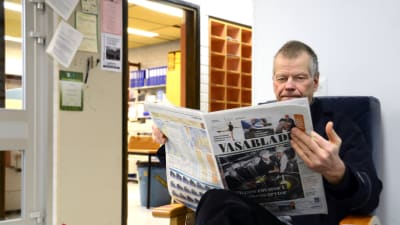 Ari Nykvist lÃ¤ser Vasabladets fÃ¶rsta tabloidnummer.