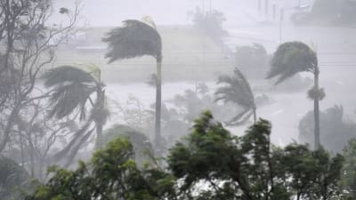 Den tropiska cyklonen Debbie sveper över Airlie beach i Queensland. den uppgraderades i natt till en fyra på stormskalan - den näst högsta kategorin