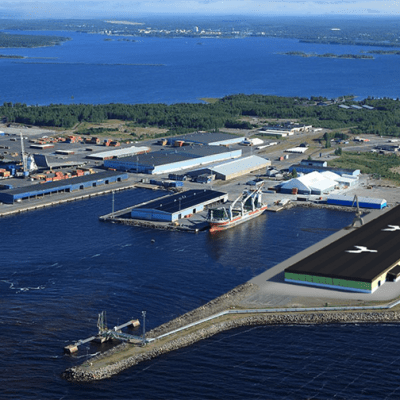 Havainnekuva Metsä Fibren Kemin biotuotetehtaan satamavarastosta