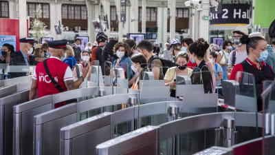 Människor på järnvägsstationen Gare de Lyon i Paris i juli 2020. Många bär munskydd.