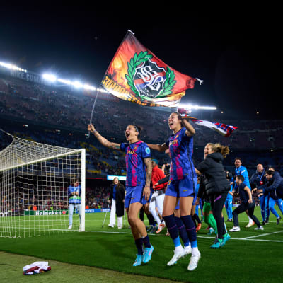 Barcelonan Jennifer Hermoso ja Leila Ouahabi huudattavat yleisöä Camp Noulla.