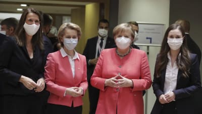 Belgiens premiärminister Sophie Wilmes, Europeiska kommissionens ordförande Ursula von Der Leyen, Tysklands förbundskansler Angela Merkel och statsminister Sanna Marin på EU-toppmöte.