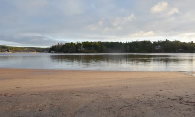 Runsala folkpark med sandstrand och vatten