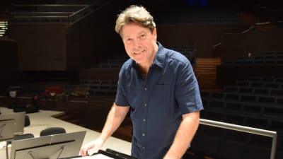 Närbild på Nick Davies då han står på scenen.