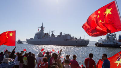 Kiinan laivaston hävittä He Feitä hinataan Katajanokan laituriin