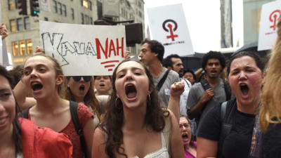Kvinnor demonstrerade mot Kavanaugh också utanför Trump Tower i New York. 