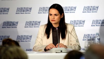 Svetlana Tichanovskaja håller presskonferens.