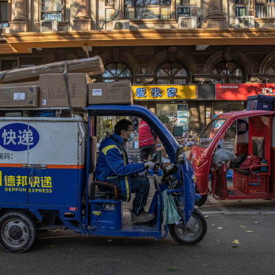 Kiinalaisia työläisiä kadulla.