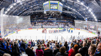 Fullt hus på Finland-Ryssland vid dam-VM i ishockey.