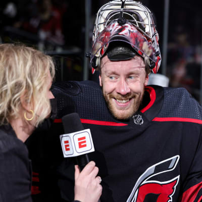 Antti Raanta hymyilee ESPN:n toimittajan haastateltavana.