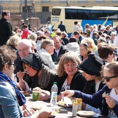 Matgäster på Popup Österbotten.