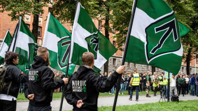 Personer från Nordiska motståndsrörelsen protesterar.
