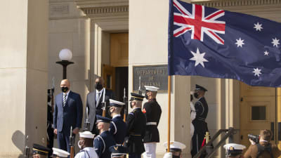 USA:s och Australiens försvarsministrar Lloyd Austin och Peter Dutton står brevid varandra under en ceremoni vid Pentagon. 