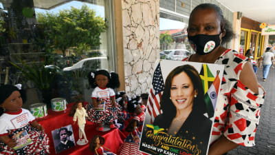 Beverley Robatham-Reynolds i Jamaicas huvudstad Kingston säljer souvenir-dockor som föreställer USA:s vicepresident Kamala Harris. Harris pappa är född i Jamaica. 