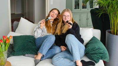Två flickor i en soffa.