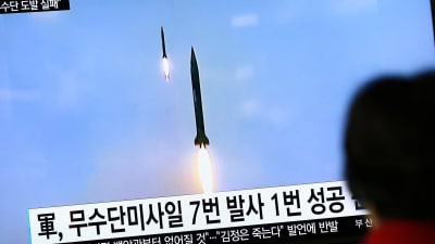Sydkoreansk tv rapporterar om nordkoreanskt missiltest, på tv-bilden två missiler som flyger uppåt.