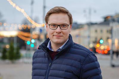 Daniel Sazonov i ytterrock på Salutorget.