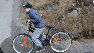 Linus Karlqvist cyklar till kompisarna längs Vålaxvägen