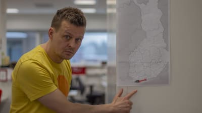 man pekar på Finlands karta