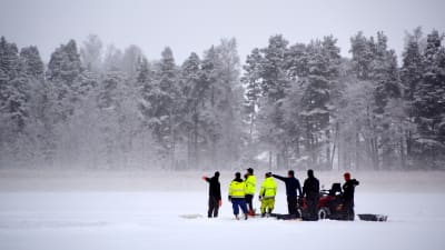 Dykare ute på isen.