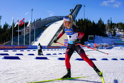 Tiril Eckhoff åker skidor på Holmenkollen.