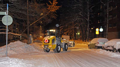 Fastighetsskötare John Ranko kör traktor på Mörtnäsvägen