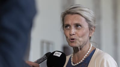 Riksdagsledamot Päivi Räsänen intervjuas av medier i riksdagen. 