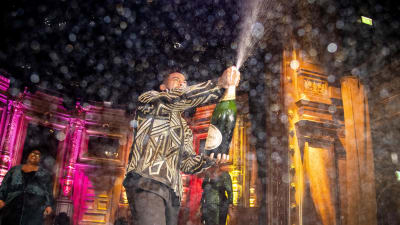 John Lundvik firar melodifestivalssegern med att spruta champagne omkring sig på eftterfesten.